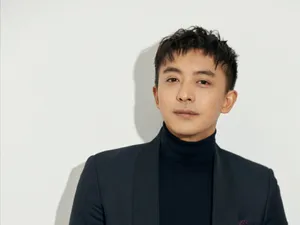 李佳航黑色西装沉稳写真图片_4