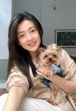 梁洁居家私服宠物自拍照图片