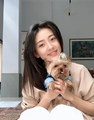 梁洁居家私服宠物自拍照图片