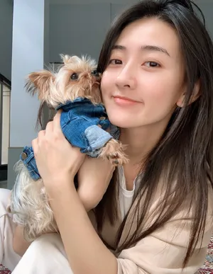 梁洁居家私服宠物自拍照图片_2