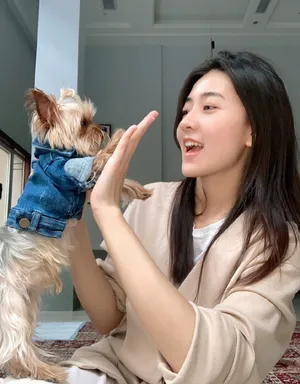 梁洁居家私服宠物自拍照图片_3