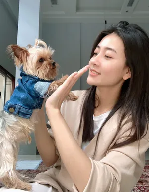 梁洁居家私服宠物自拍照图片_4
