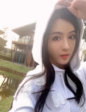 汤晶媚纯白甜美自拍图片