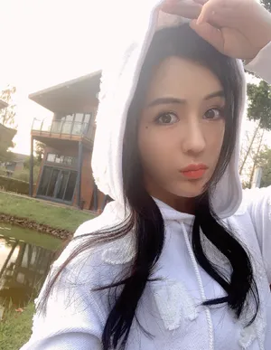 汤晶媚纯白甜美自拍图片_2