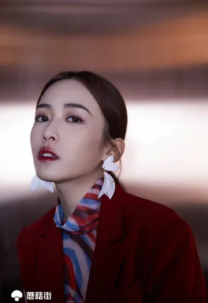 刘美彤英气典雅写真图片_1