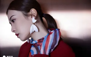 刘美彤英气典雅写真图片