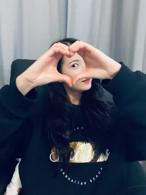 陈钰琪私服比心俏皮自拍照图片