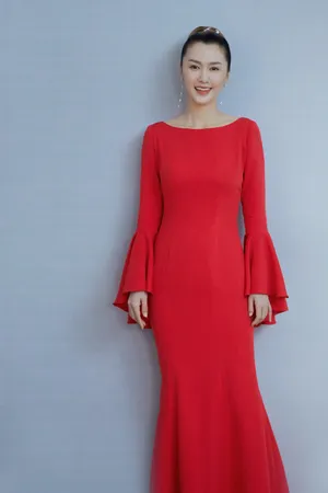 谭维维红色连衣裙温婉写真图片_3