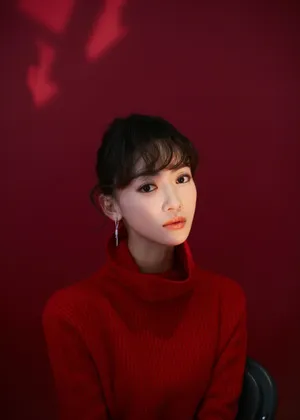 吴谨言红色毛衣俏皮写真图片_4