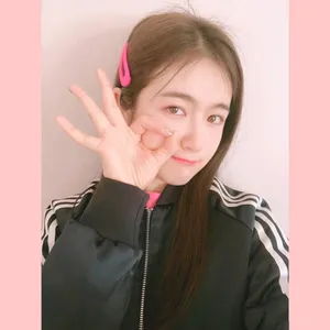 李兰迪俏皮居家自拍照图片