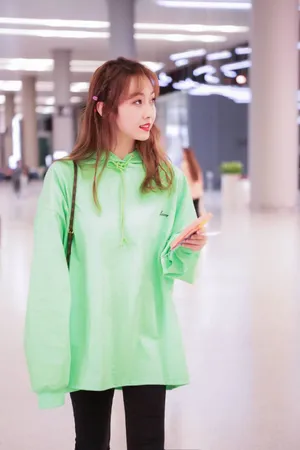 宣璐甜美机场街拍写真图片