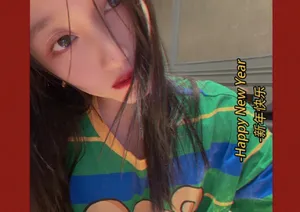 关晓彤湿发激吻唇性感自拍照图片