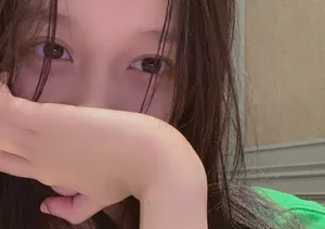 关晓彤湿发激吻唇性感自拍照图片_2