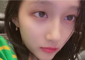关晓彤湿发激吻唇性感自拍照图片_3