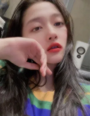 关晓彤湿发激吻唇性感自拍照图片_5