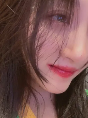 关晓彤湿发激吻唇性感自拍照图片_6