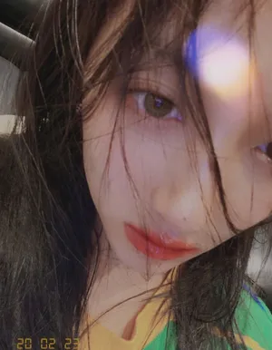关晓彤湿发激吻唇性感自拍照图片_7