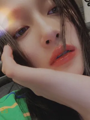 关晓彤湿发激吻唇性感自拍照图片_8
