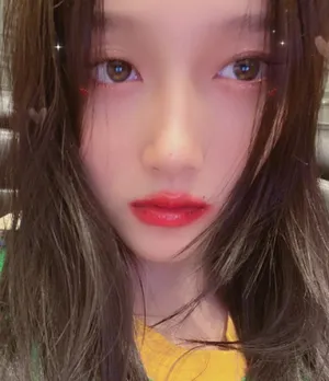 关晓彤湿发激吻唇性感自拍照图片_12
