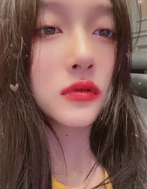 关晓彤湿发激吻唇性感自拍照图片_13