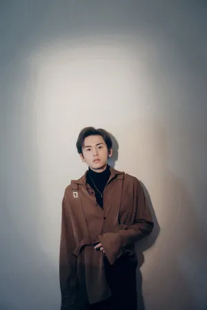 张哲瀚简约休闲写真图片_4
