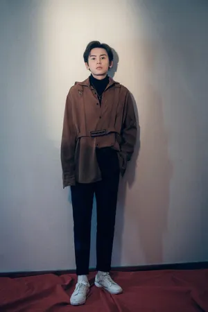张哲瀚简约休闲写真图片_9