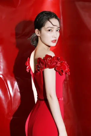 李沁红色礼裙性感写真图片