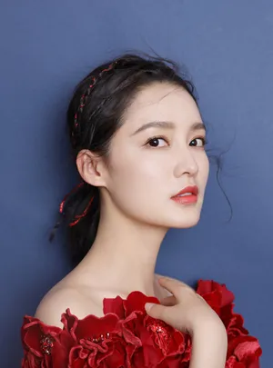 李沁红色礼裙性感写真图片_3