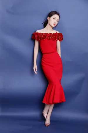 李沁红色礼裙性感写真图片_5