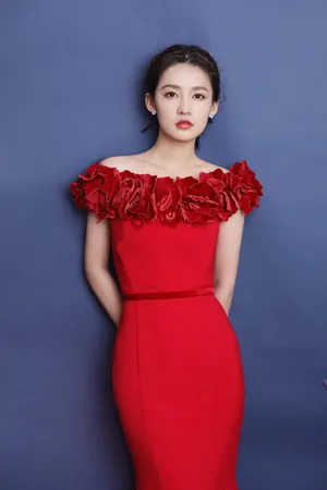 李沁红色礼裙性感写真图片_8