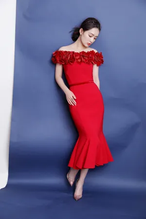 李沁红色礼裙性感写真图片_9