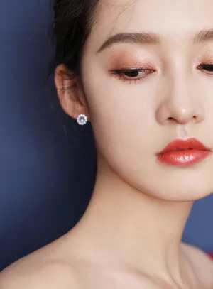 李沁红色礼裙性感写真图片_11