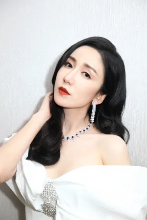 娄艺潇白衫晚礼裙性感写真图片_3