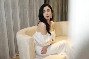 娄艺潇白衫晚礼裙性感写真图片_6