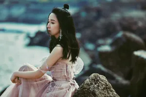 娄艺潇性感海边写真图片
