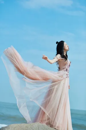 娄艺潇性感海边写真图片