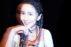 娄艺潇运动风时尚光影写真图片_1
