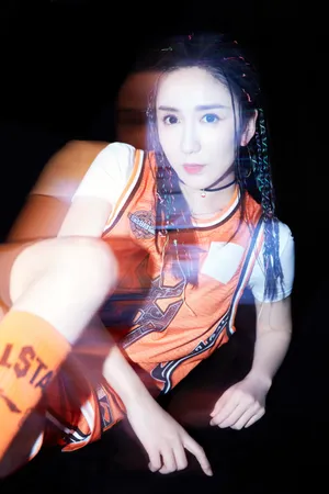 娄艺潇运动风时尚光影写真图片_3