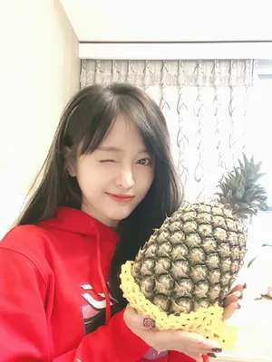 吴宣仪私服俏皮自拍照图片