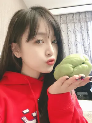 吴宣仪私服俏皮自拍照图片_2