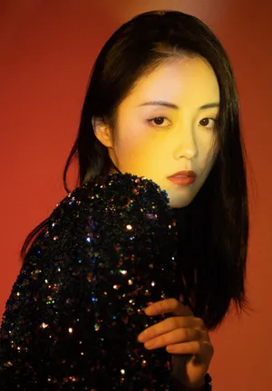 章乐韵亮片裙性感妩媚写真图片