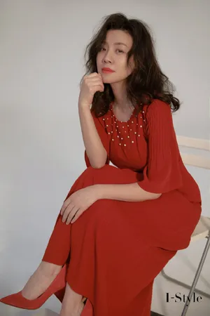 刘琳红色连衣裙优雅写真图片_1