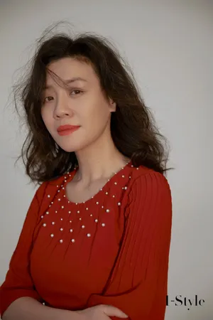 刘琳红色连衣裙优雅写真图片_3