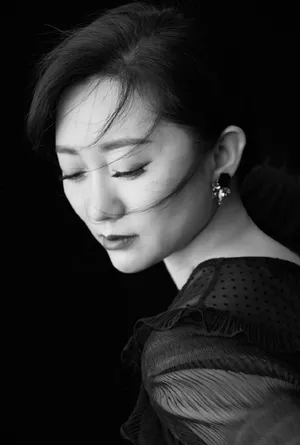 原子飞黑白质感写真图片
