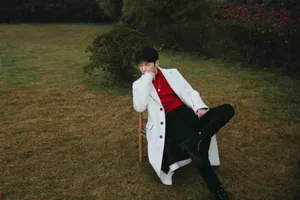 白宇白色风衣帅气写真图片_2