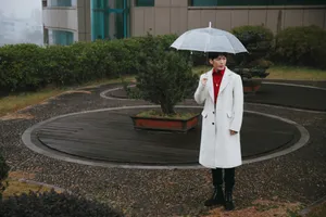 白宇白色风衣帅气写真图片_3