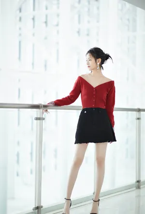 李庚希v领红衣性感图片
