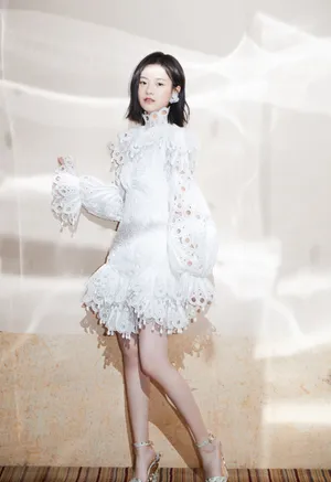 李庚希甜美连衣裙性感写真_9