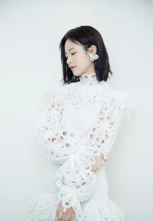 李庚希甜美连衣裙性感写真_11