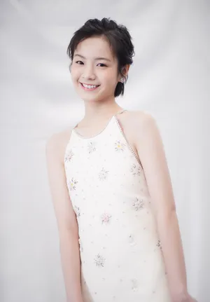 李庚希露背礼服性感写真